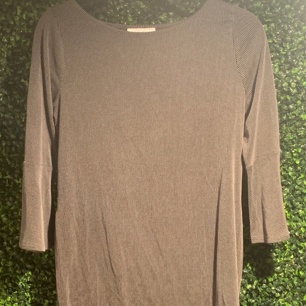 Maternity Gray ribbed 3/4 sleeve shirt
